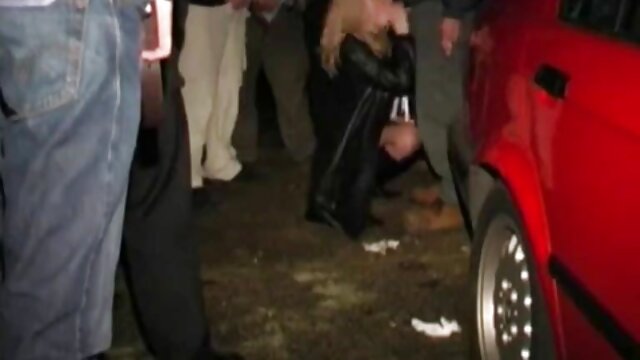 Une amie latina potelée est devenue très excitée dans sa chambre video amateur pour adulte