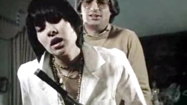 Jolie fille exhibant video xxnx gratuit ses cookies avec downblouse