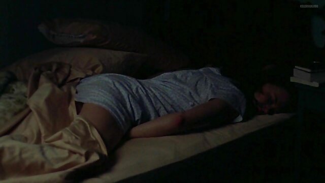 Un jeune homme chanceux plonge video amateur gratuit francais un outil épais dans une chatte modèle