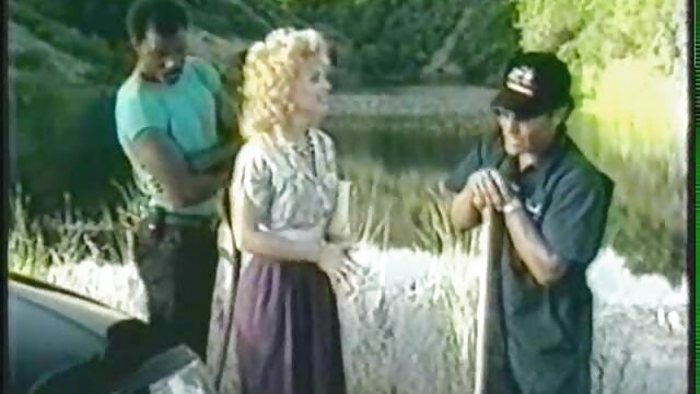 Deux femmes policiers jouant un jeu xxx video tu kif de strip-tease