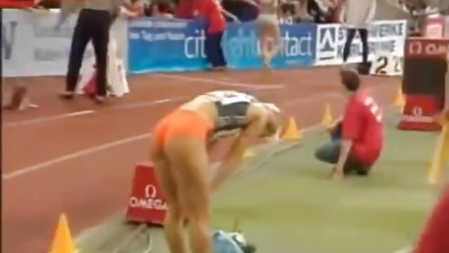 Pro Stripper enseigne video extrait porno gratuit une jeune fille - Nina Elle, Hannah Hays