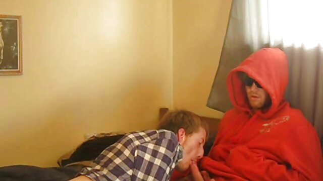 Brunettes aux gros seins naturels fumant un cigare et bavardant xnxx video gratuite