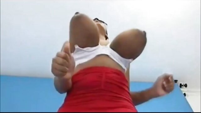 Petit musicien ébène décide tukif video xxx de jouer la bite