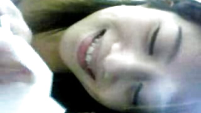 Doigt en caoutchouc extrait video xxx gratuit de femdom brillant frappé par une femme de chambre en latex brillant!