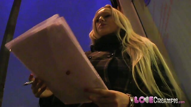 Joli modèle en bas stimule sa extrait video sexe amateur gratuit chatte avec un vibromasseur