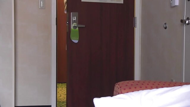 PASSION-HD Brunette obtient toute l'aide nécessaire à la vidéo gratuite de massage érotique grosse bite