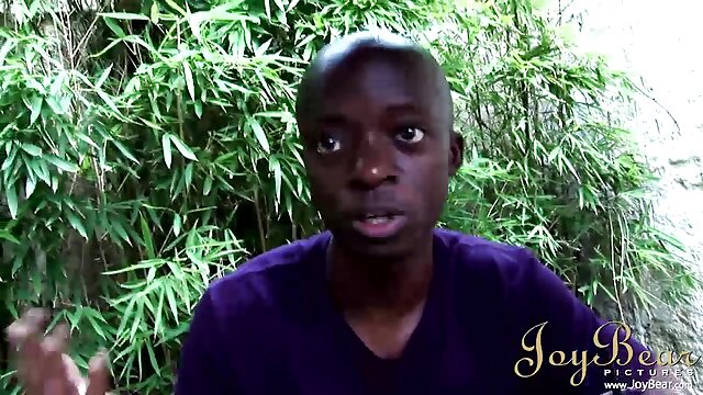 Milf regarder des videos de sexe gratuit asiatique-allemande avec tatouage de ventre