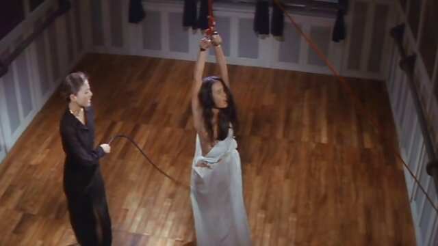 Fille chaude vous taquine avec de beaux video sex italien gratuit ongles longs!