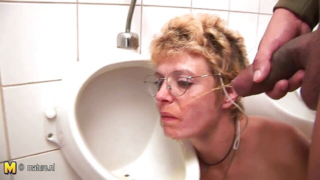 La fille est fessée sur les videos de sex tukif seins et elle branle une bite