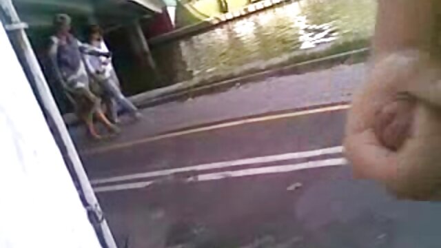 MILF digue creuse video de sexe amteur dans une jeune chatte avant de recevoir la même chose