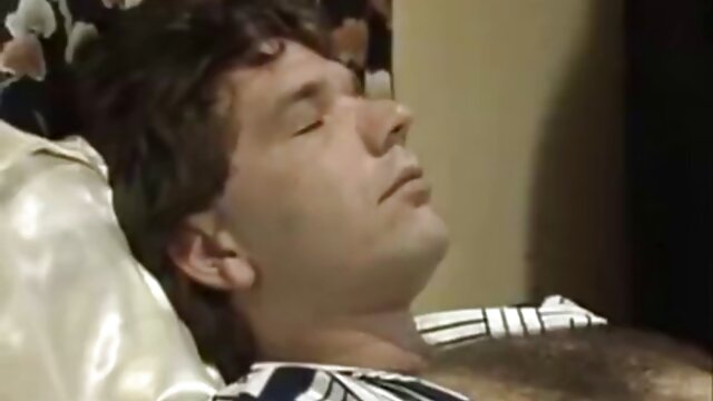 Brunettes claquées extrait mature gratuit de façon hardcore à la plage