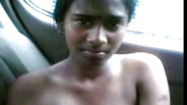 Hottie Nicole explore son corps et sa sexe pournou chatte à un point culminant