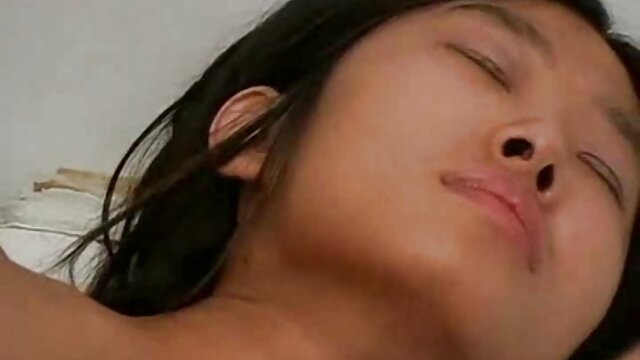 Nerdy babe enlève ses lunettes extrait video hard pour se faire baiser par un agent sexuel