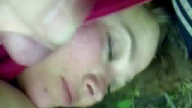 Teen video amateur x gratuit Serenity pénétré et facial sur un canapé de casting