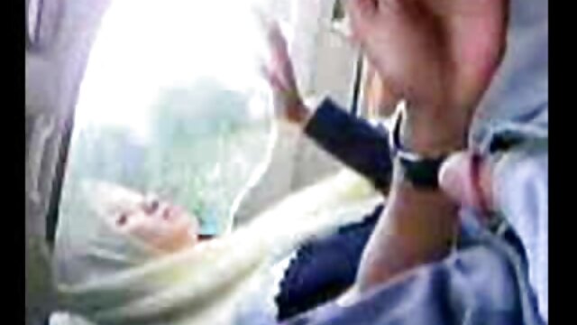 La video porno coqnu milf bien roulée Montse Swinger d'Espagne est assise sur un gode