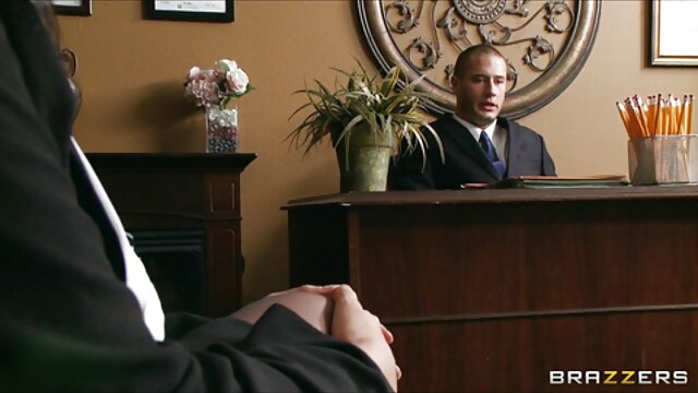 La jolie fille de la marine Kimber Lee écarte video gratuite cougar francaise les jambes pour les marins Dick!