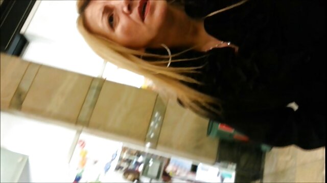 Poussin aux sex en video gratuit cheveux noirs suce et chevauche une énorme bite