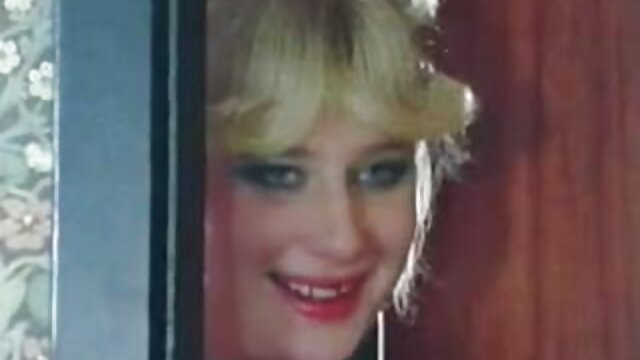 La milf allemande Simone ligotée, doigte extrait video erotique gratuit et baisée