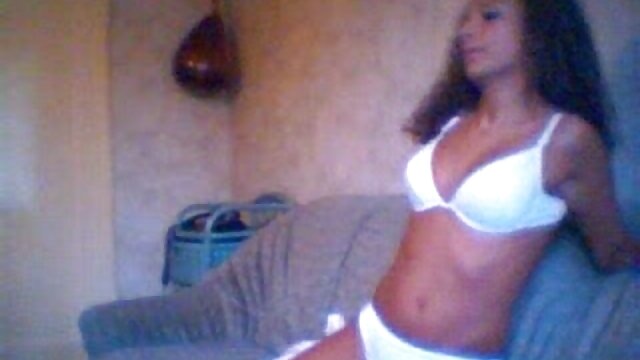 La décoratrice est séduite par une MILF brune en chaleur videos amateur gratuites en bas